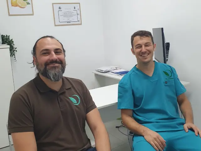 Alejo Puche y José Redondo, directores de Verna Salud, durante una entrevista sobre sus instalaciones.