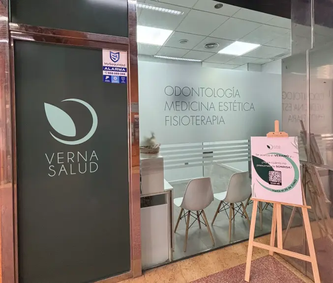 Instalaciones de Verna Salud en Molina de Segura. Fachada principal y cristalera de Clínica Verna Salud ubicada en Molina de Segura.