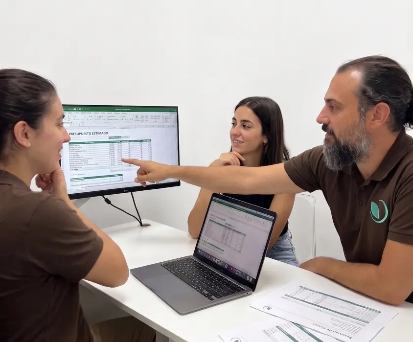 Paciente recibiendo asesoramiento personalizado sobre financiación dental en la clínica Verna Salud de Molina de Segura
