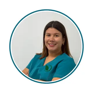 Yuditza Ventura - Auxiliar de Gabinete Yuditza Ventura, auxiliar de clínica especialista en gestión de box y asistencia en cirugías orales.